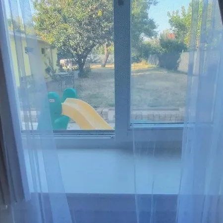 Apartment Hi-bp Garden Batsanyi With 4 Near The Train With Free Parking