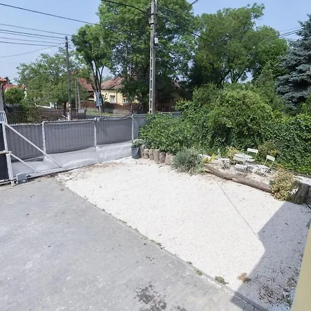 Apartment Hi-bp Garden Batsanyi With 4 Near The Train With Free Parking *