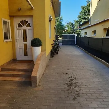 Hi-bp Garden Batsanyi With 4 Near The Train With Free Parking