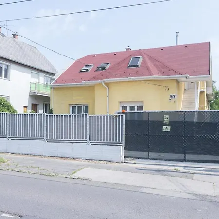 Hi-bp Garden Batsanyi With 4 Near The Train With Free Parking Apartament *