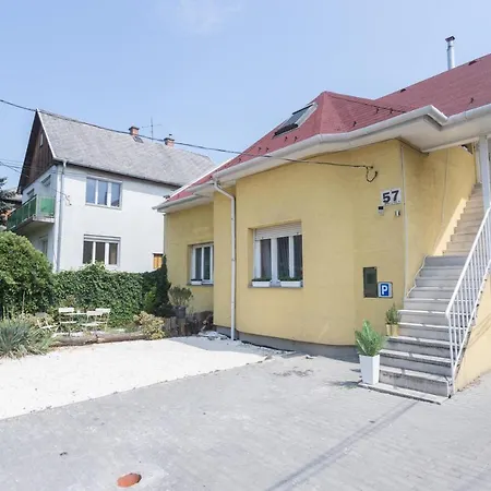 Apartment Hi-bp Garden Batsanyi With 4 Near The Train With Free Parking